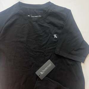 NWT Tailored Athlete Essential T-Shirt in Black Large